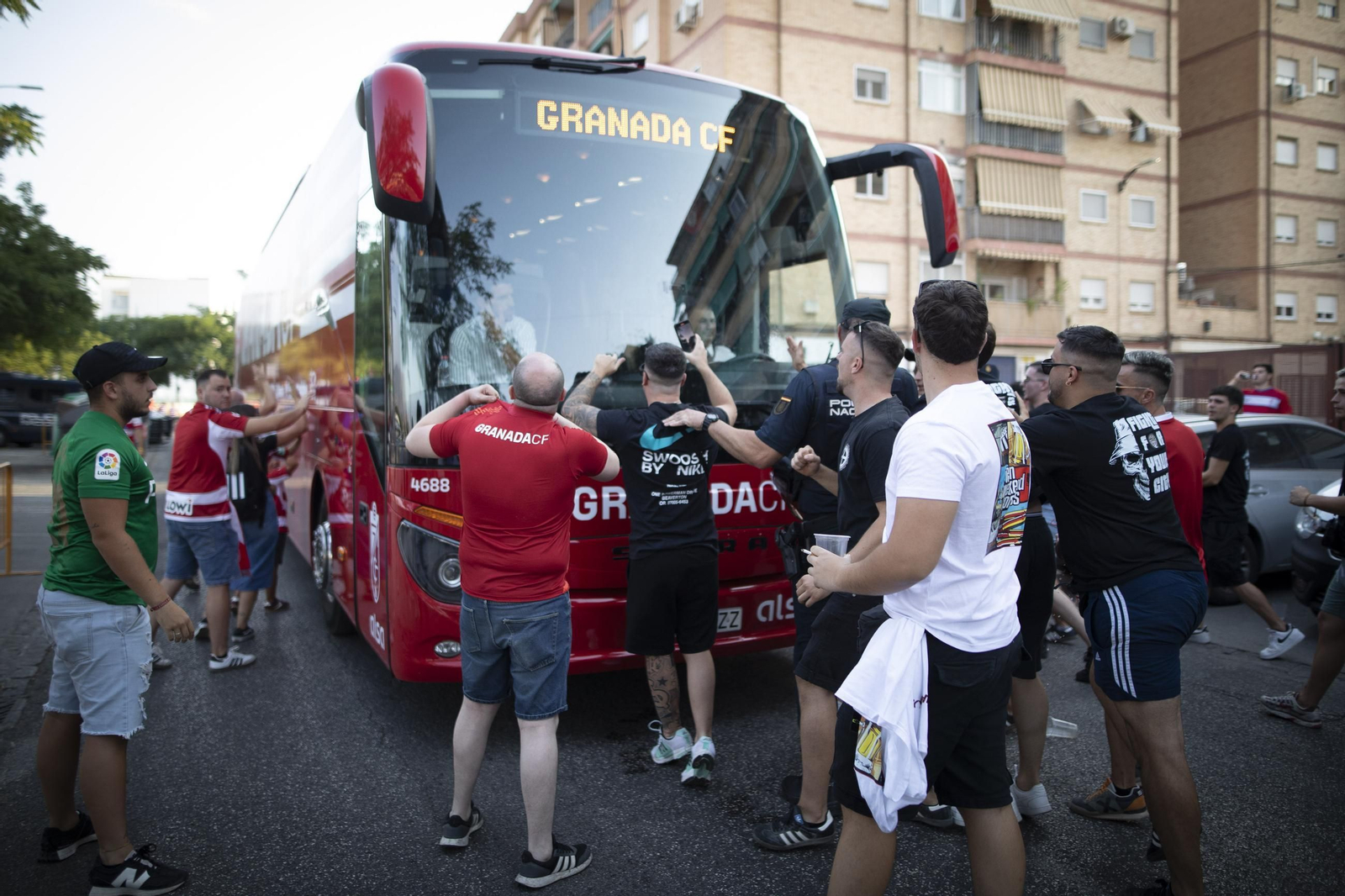Recibimiento al autobús del Granada CF.