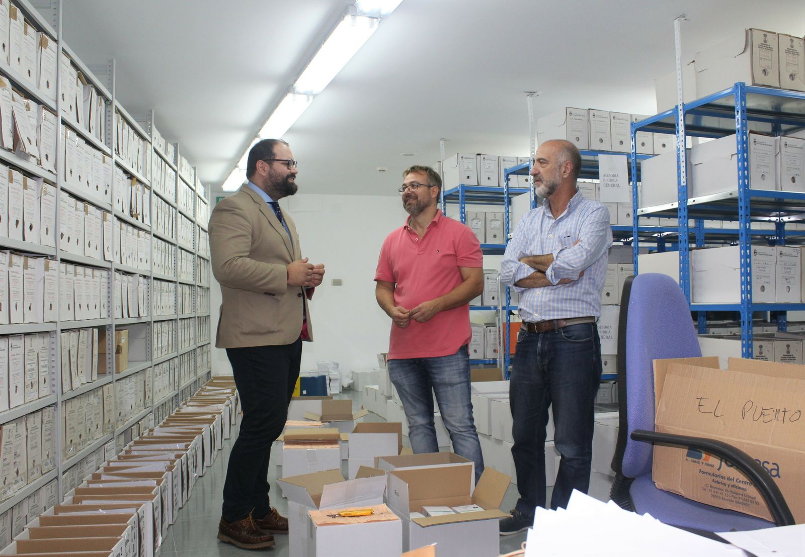El concejal Javier Bello, junto a técnicos del departamento de Estadística.