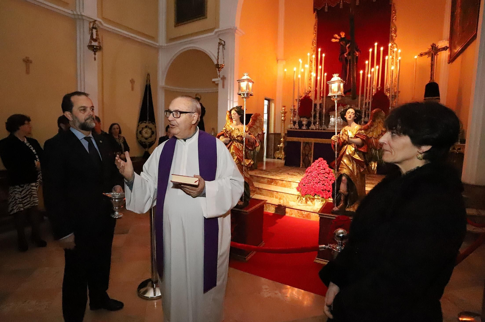 Imágenes de la presentación de dos ángeles ceriferarios en la Hermandad del Calvario