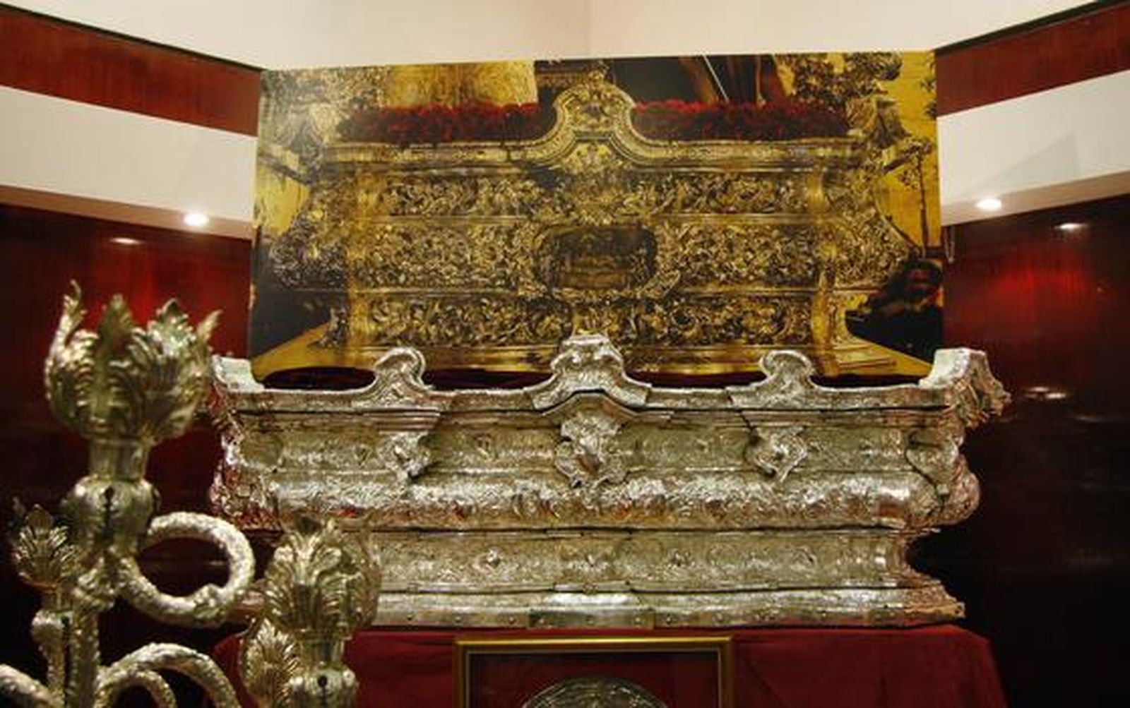 Los visitantes aprecian los objetos de la exposición "Tan lejos y tan cerca", de la Hermandad de la Amargura.

Foto: Belen Vargas