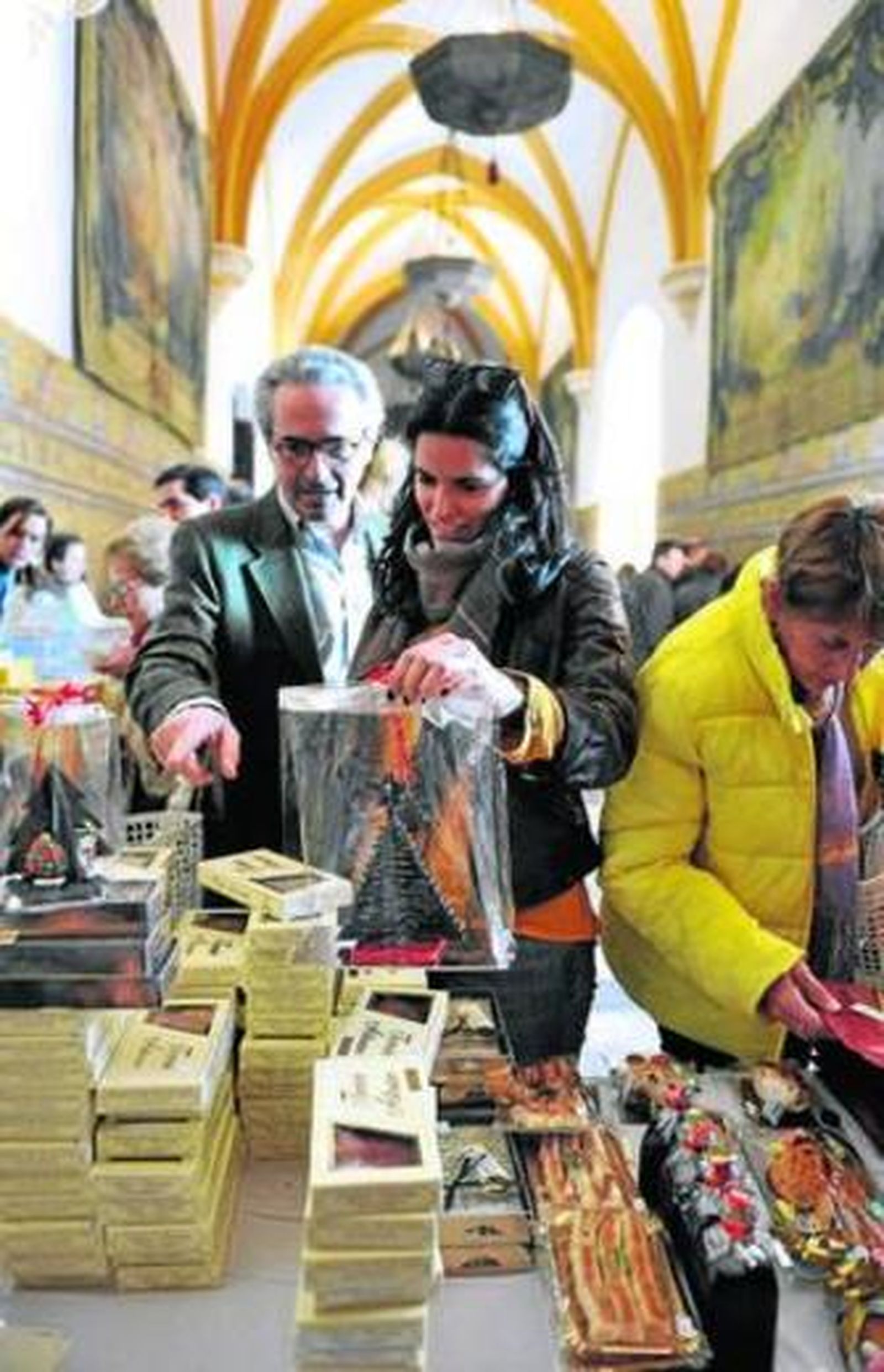 Visitantes de la muestra de dulces, ayer en el Alcázar.