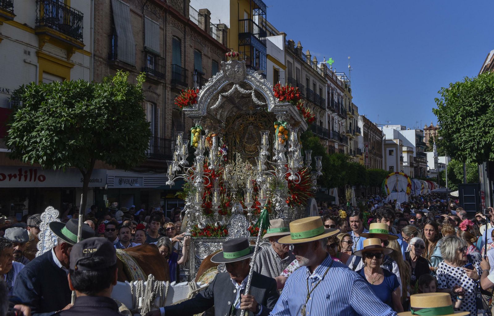 La salida de la Hermandad del Rocío de Triana, en imágenes