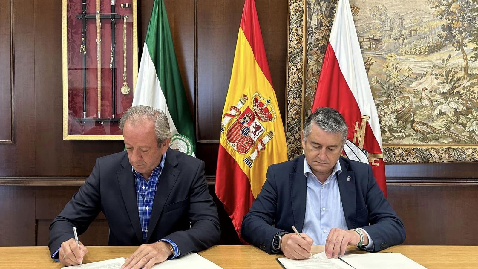 El alcalde de Andújar, Francisco Carmona, firma el acuerdo con el consejero de la Presicencia de Junta,  Antonio Sanz, para construir un centro de coordinación operativa en el Cerro del Cabezo.