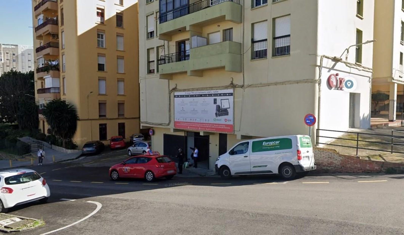 Una de las zonas usadas habitualmente para aparcar por los vecinos, señalizada ahora con líneas amarillas.