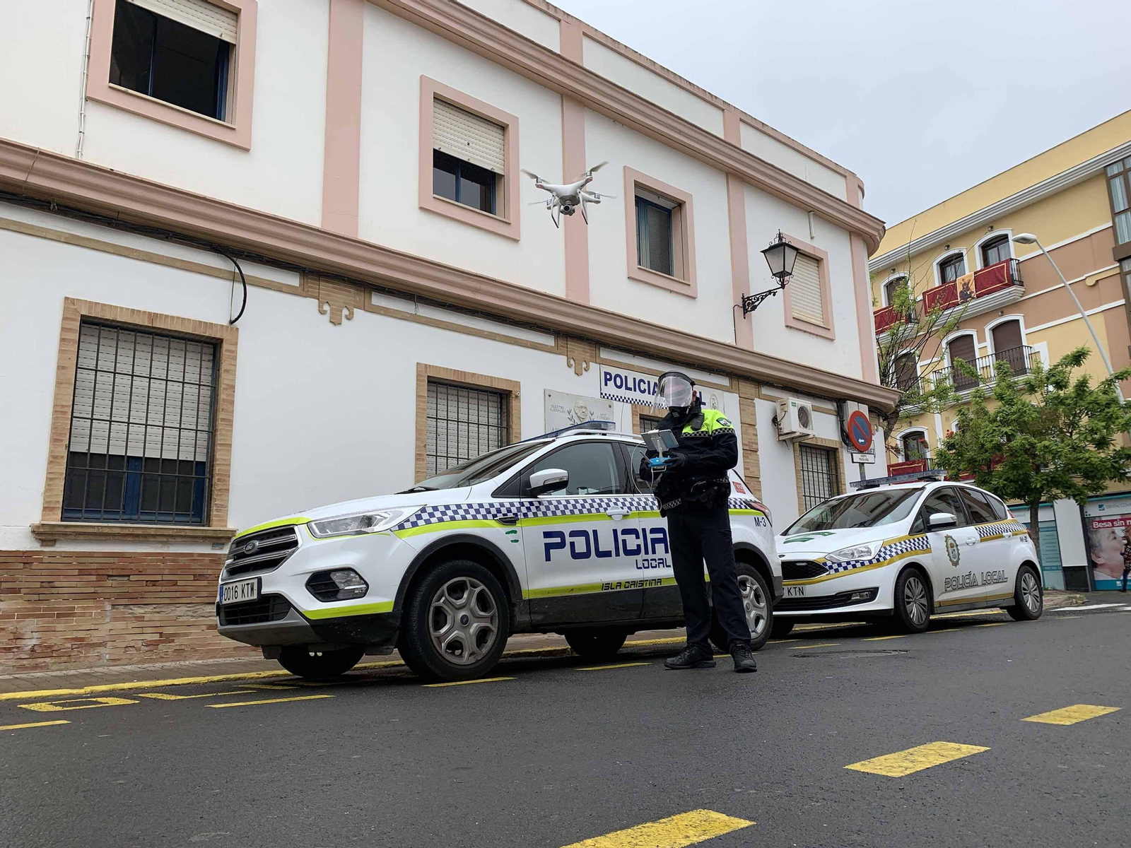 El agente de policía isleño vuela el dron.