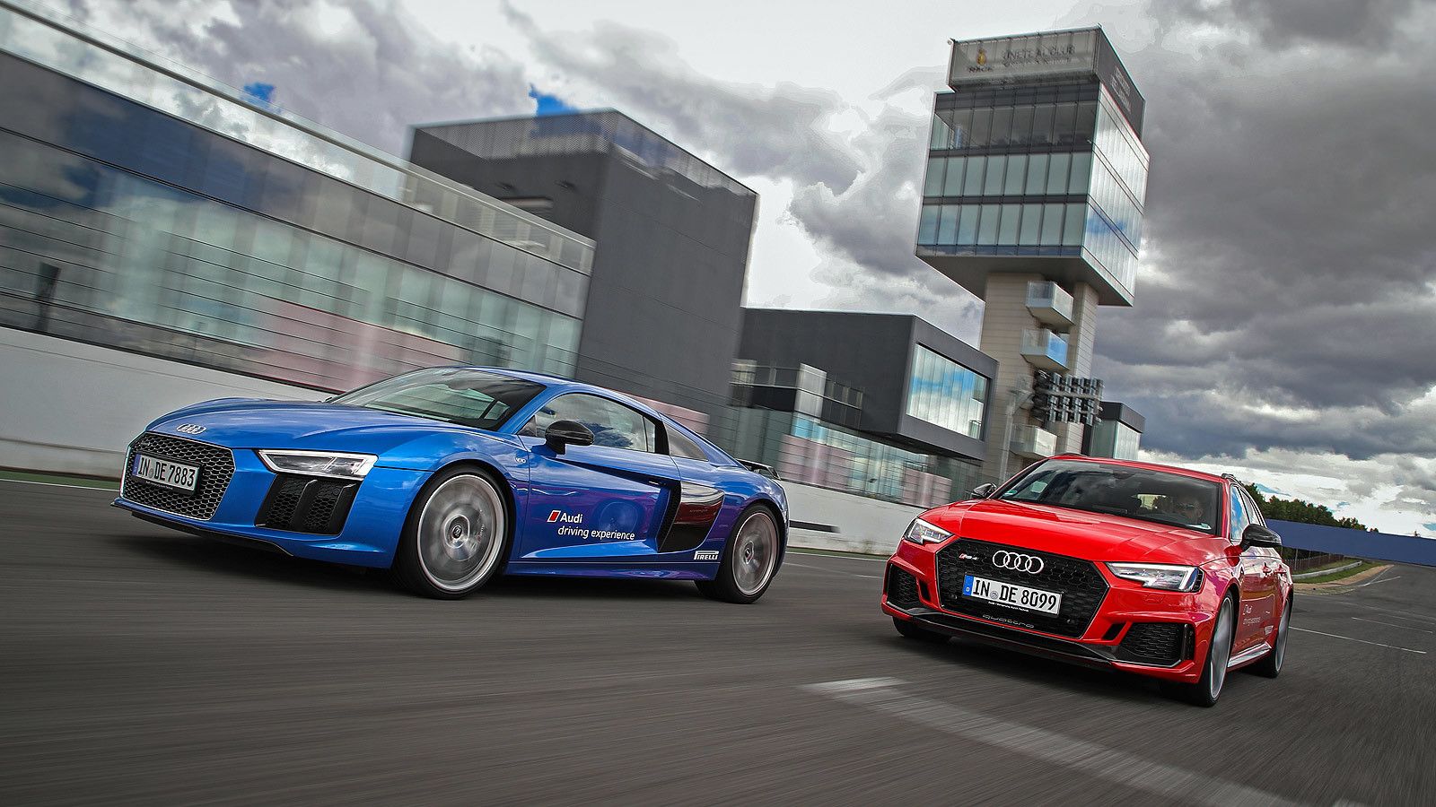 Rodar a alta velocidad con estos coches es completamente seguro en circuito.