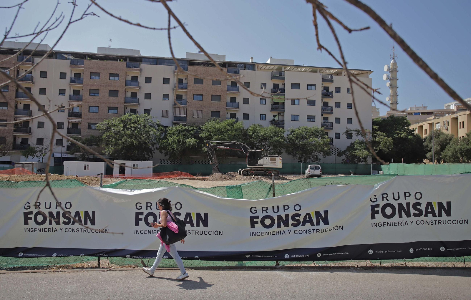 Fotos del escape de gas natural provocado por la rotura de una tubería en las obras anexas al hotel AC en Algeciras