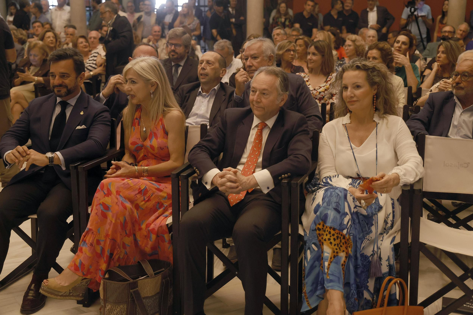 Presentación del libro  'Juan Robles, la sonrisa del tabernero' de Carlos Navarro, todas las imágenes
