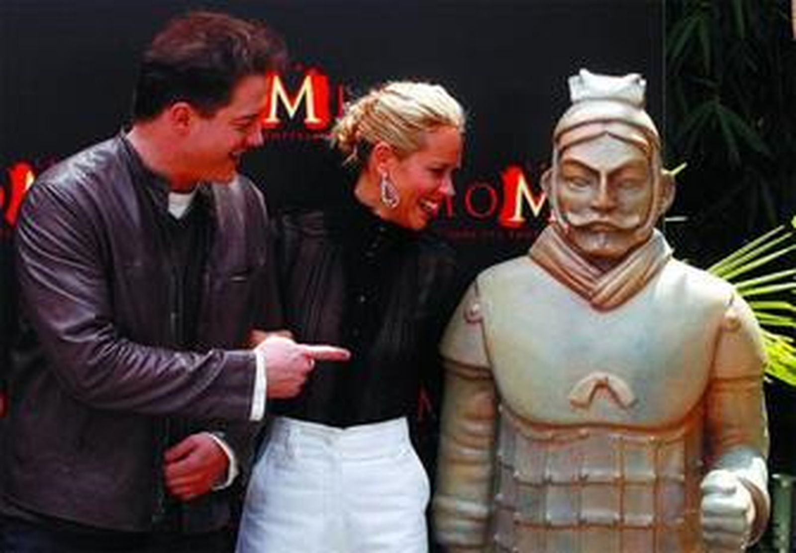 Los actores Brendam Fraser y Maria Bello durante la presentación de ayer de la tercera entrega de 'La Momia'.