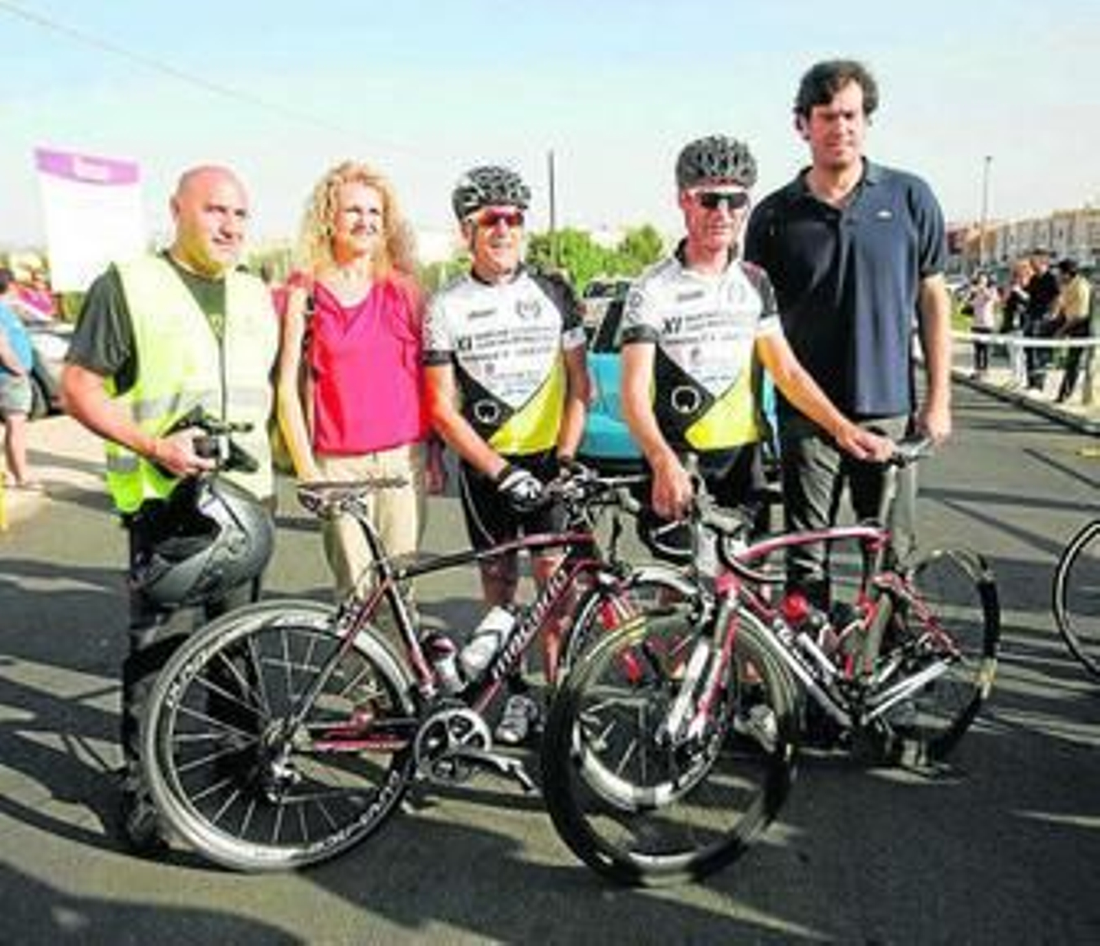 Perico Delgado y Laudelino Cubino, con la alcaldesa de Pechina.