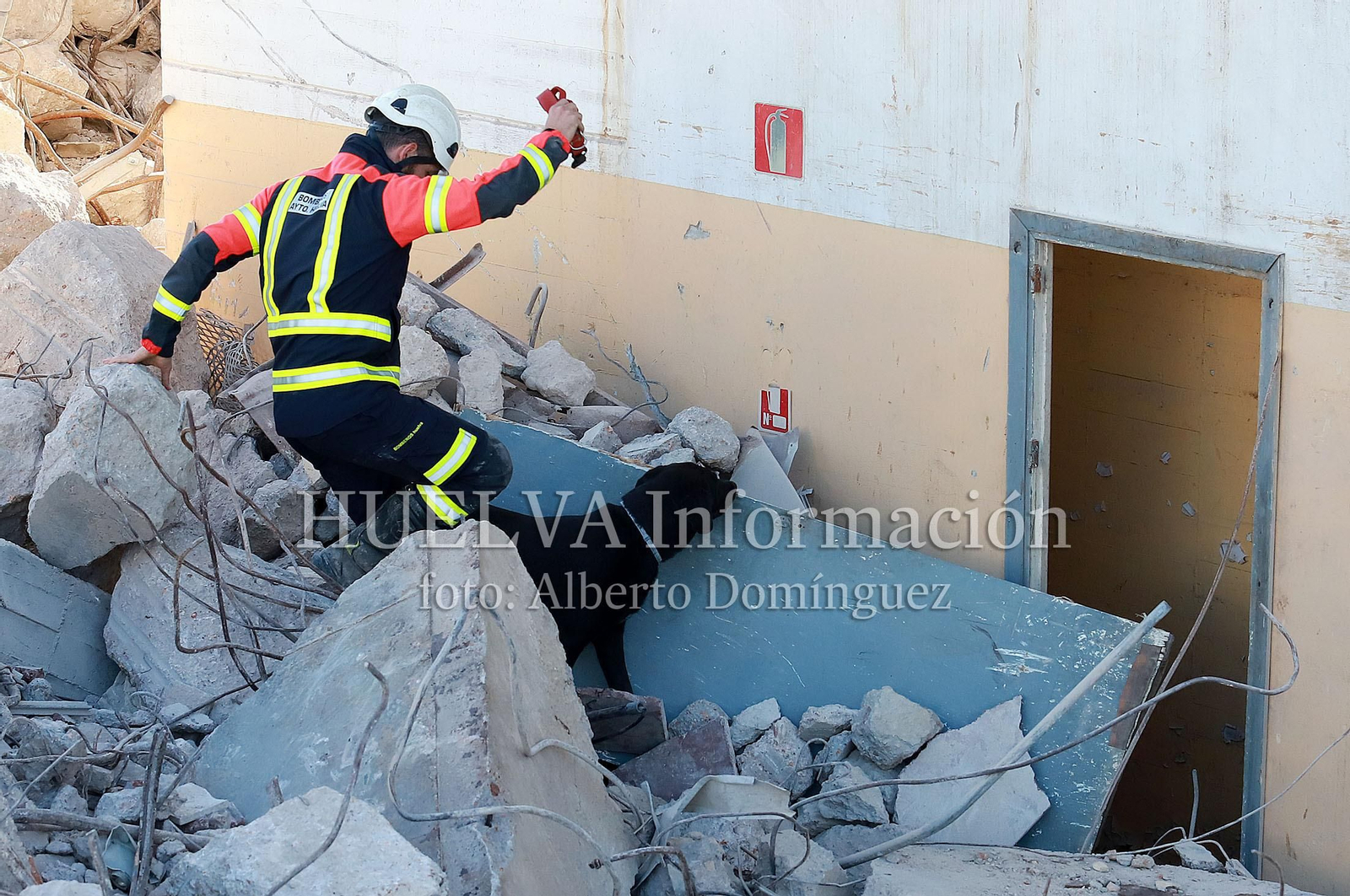 Imágenes del simulacro de los Bomberos de Huelva con la Unidad Canina