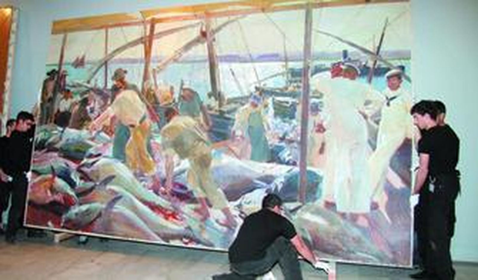 Momento de la colocación del cuadro 'La pesca del atún' para la exposición de Bancaja en el Museo de Bellas Artes de Sevilla.