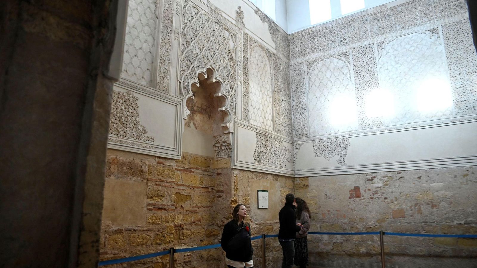 Turistas en el interior de la Sinagoga de Córdoba.