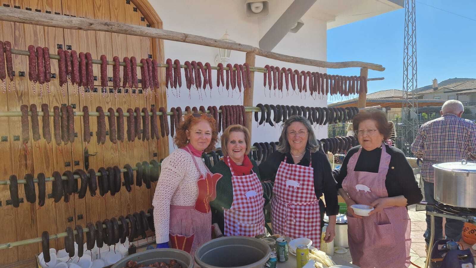 Embutidos y platos tradicionales de la provincia elaborados por los propios vecinos invadieron la céntrica plaza de la barriada.