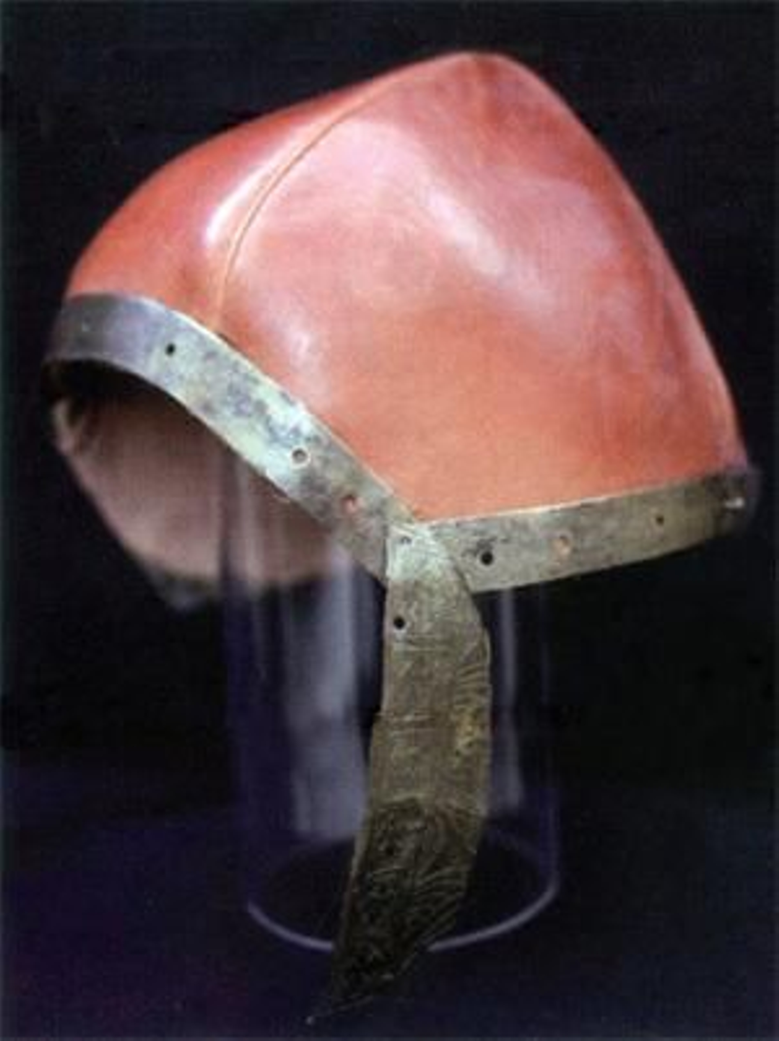 Casco musulmán de los siglos XIII o XIV hallado en aguas de la bahía de Algeciras reconstruido en el Museo Municipal