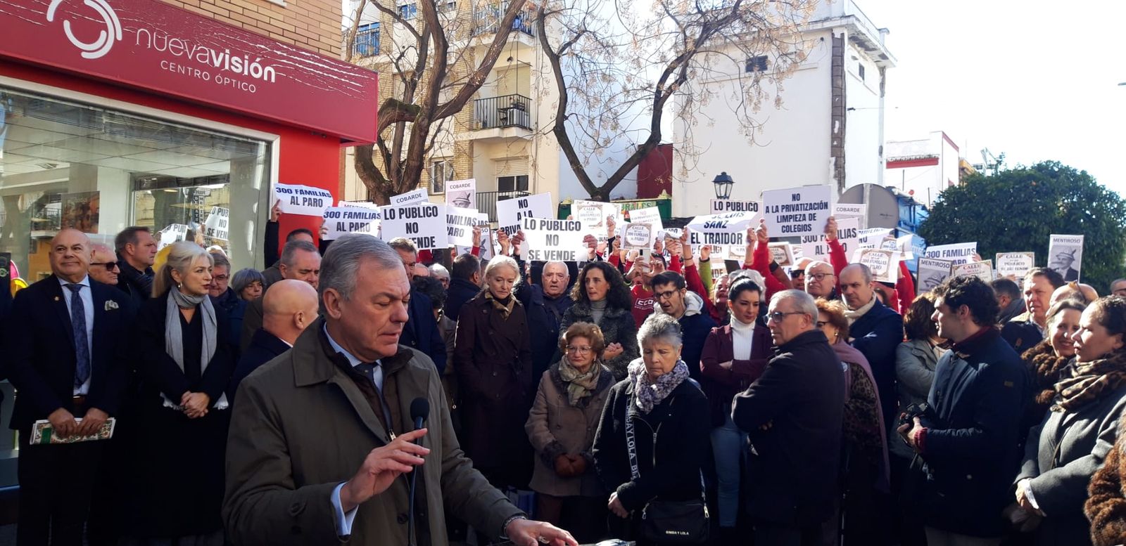 La protesta por la limpieza de colegios marca el homenaje a Paquili