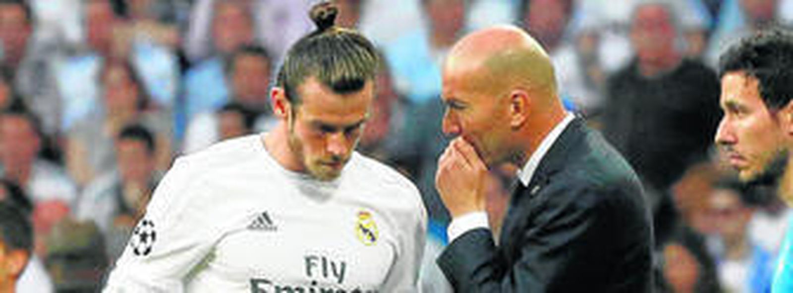 El entrenador del Real Madrid, Zinedine Zidane, da una orden a Gareth Bale durante el partido ante el Manchester City del pasado miércoles en el Santiago Bernabéu.