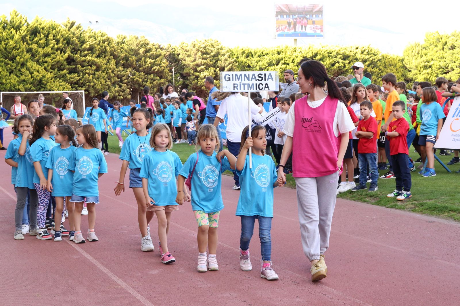 Niñas de gimnasia rítmica, con una monitora