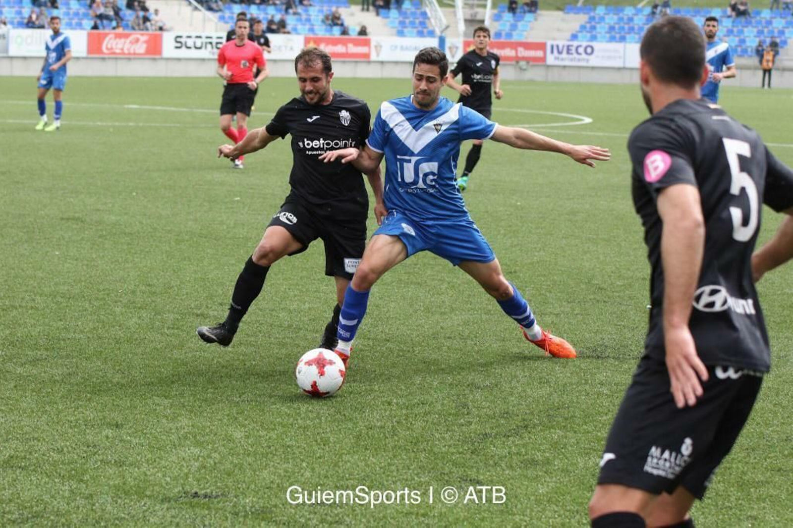Álvaro Vega (d), en un partido en su etapa con el Badalona.