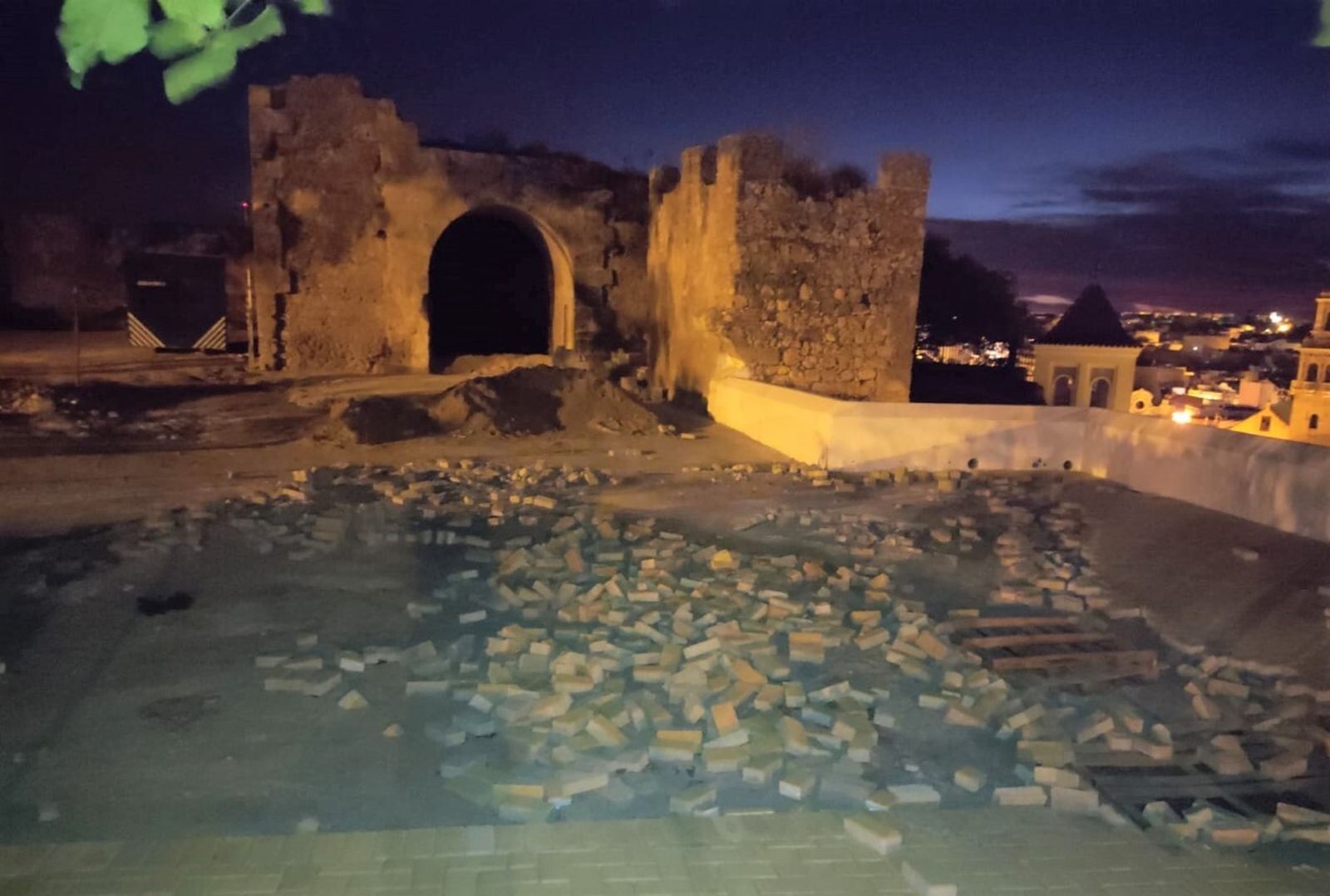 Adoquines arrancados en la obra de la Torre Mocha del Castillo de Alcalá de Guadaíra.