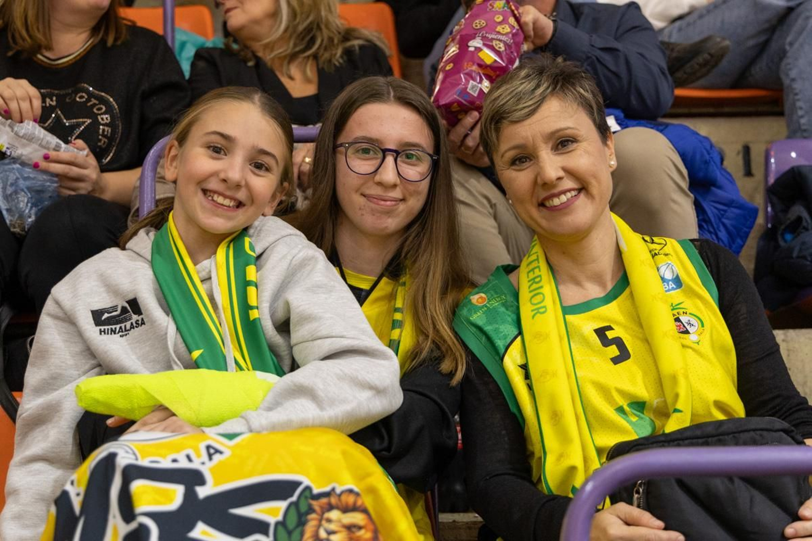 La Salobreja vibra con el derbi de la capital entre Jaén CB y Jaén FS, en imágenes