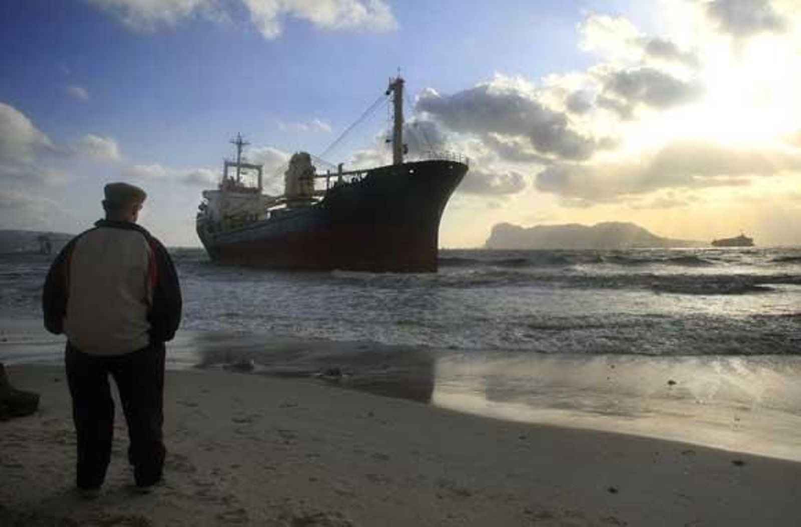 El temporal de Levante hace que el buque 'Rhea' vare en El Rinconcillo tras rechazar la ayuda de Capitanía./Fotos:Erasmo Fenoy 

Foto: Erasmo Fenoy