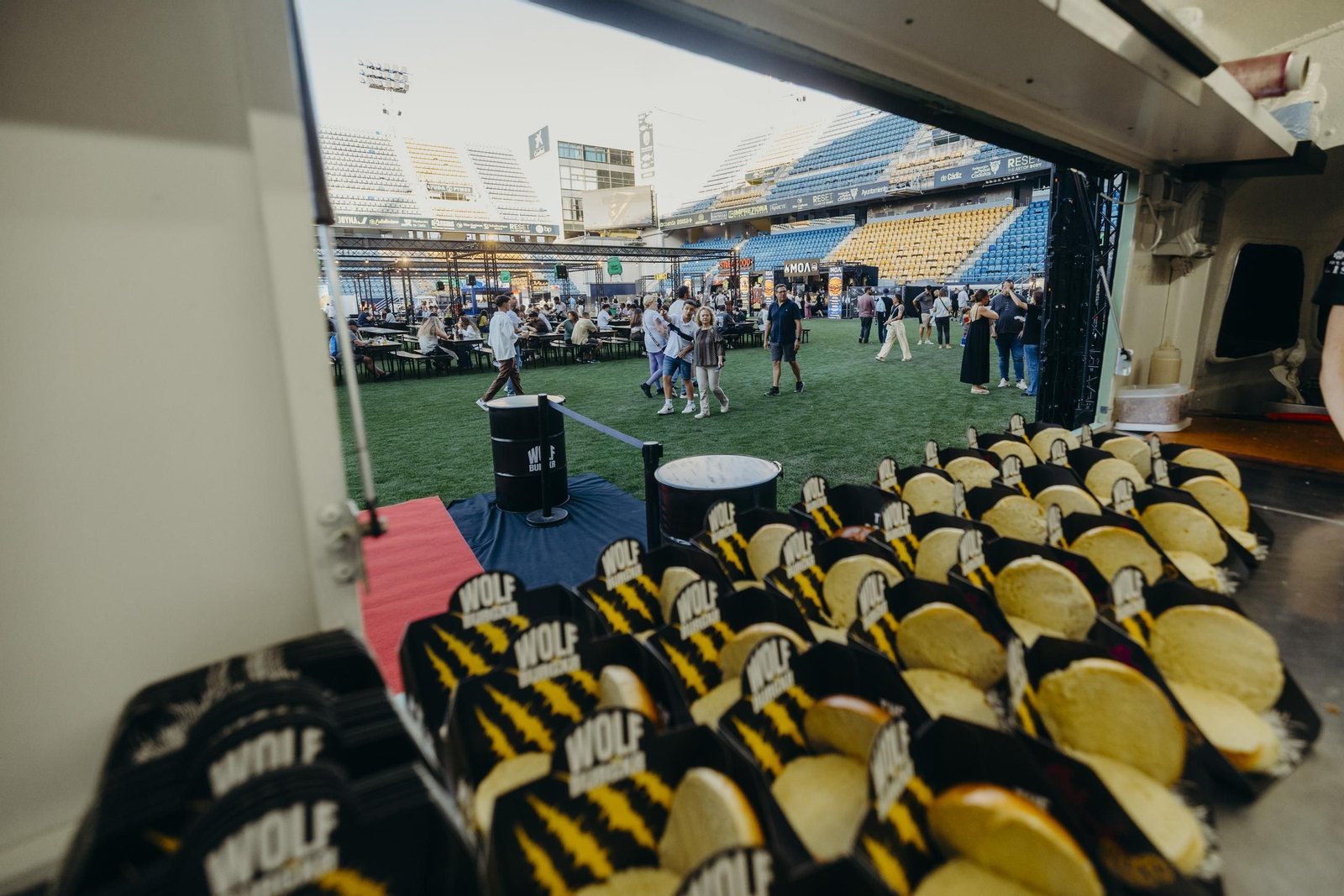 Búscate en las imágenes de la inauguración de The Champions Burger en el estadio Nuevo Mirandilla