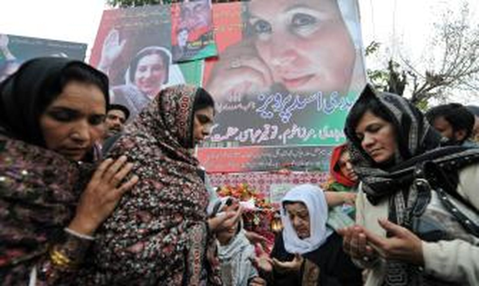 Miles de paquistaníes recuerdan a Bhutto en el aniversario de su asesinato