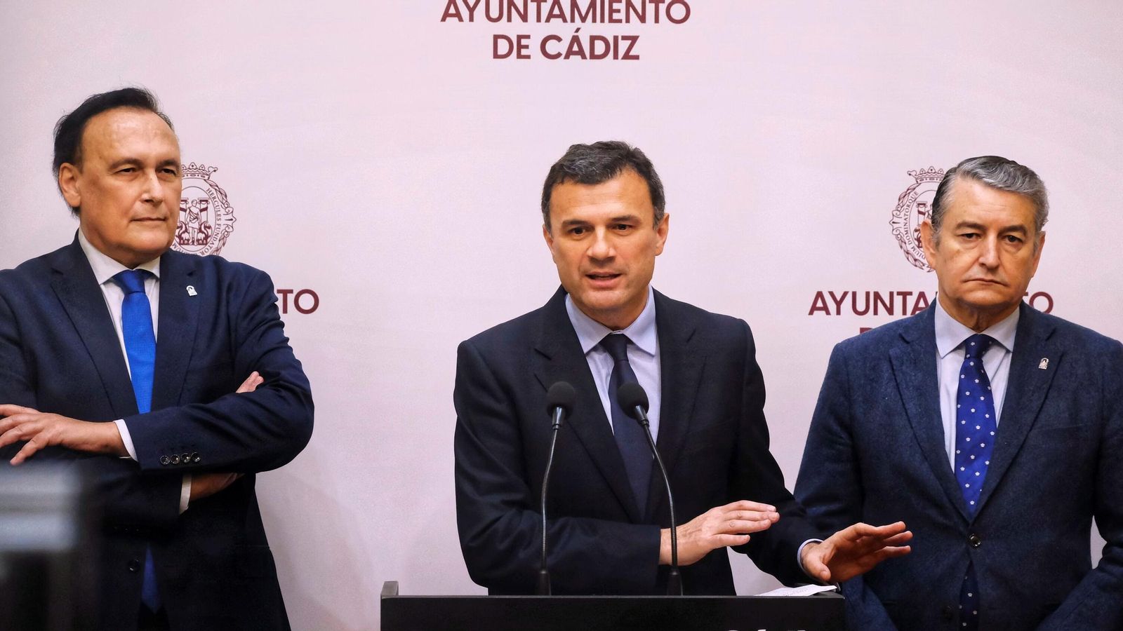 El alcalde de Cádiz, durante su intervención, junto a los consejeros de Universidades y Presidencia.