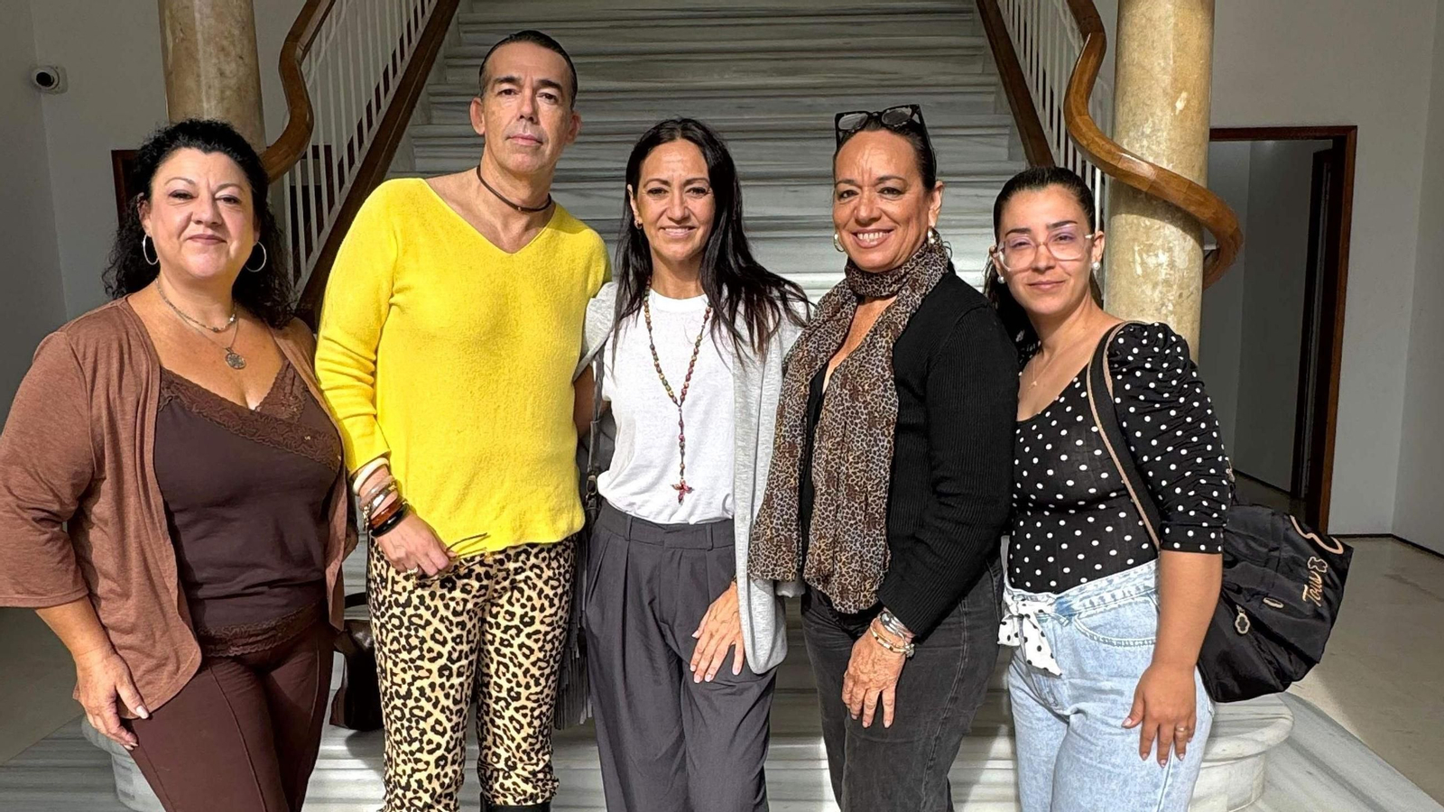 El concejal, con las profesoras de baile.