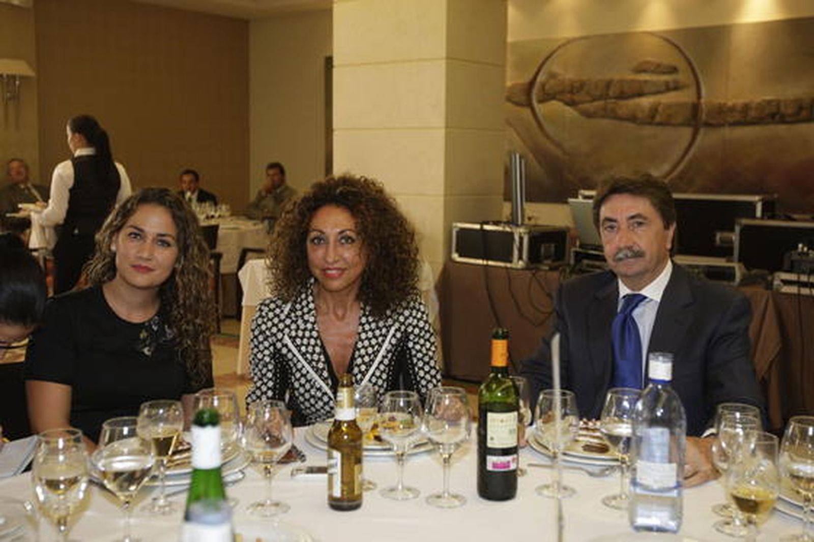 Las abogadas Sabina Galdeano e Isabel Bonilla, junto a Joaquín Cabrera de Loterías y Apuestas del Estado. 

Foto: Fran Leonardo