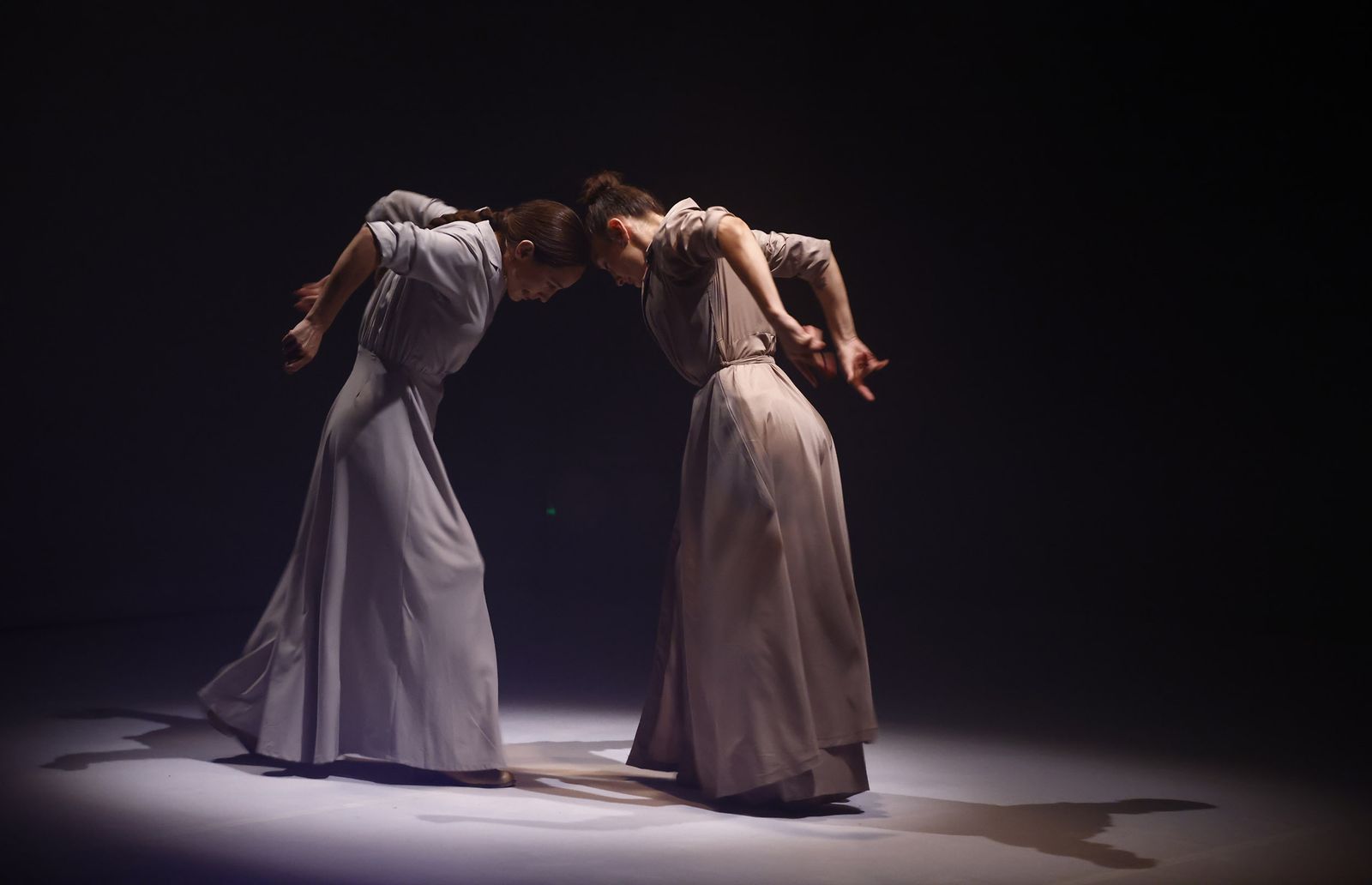 Florencia Oz e Isidora O'Ryan "Antípodas" Bienal de Sevilla, en imágenes