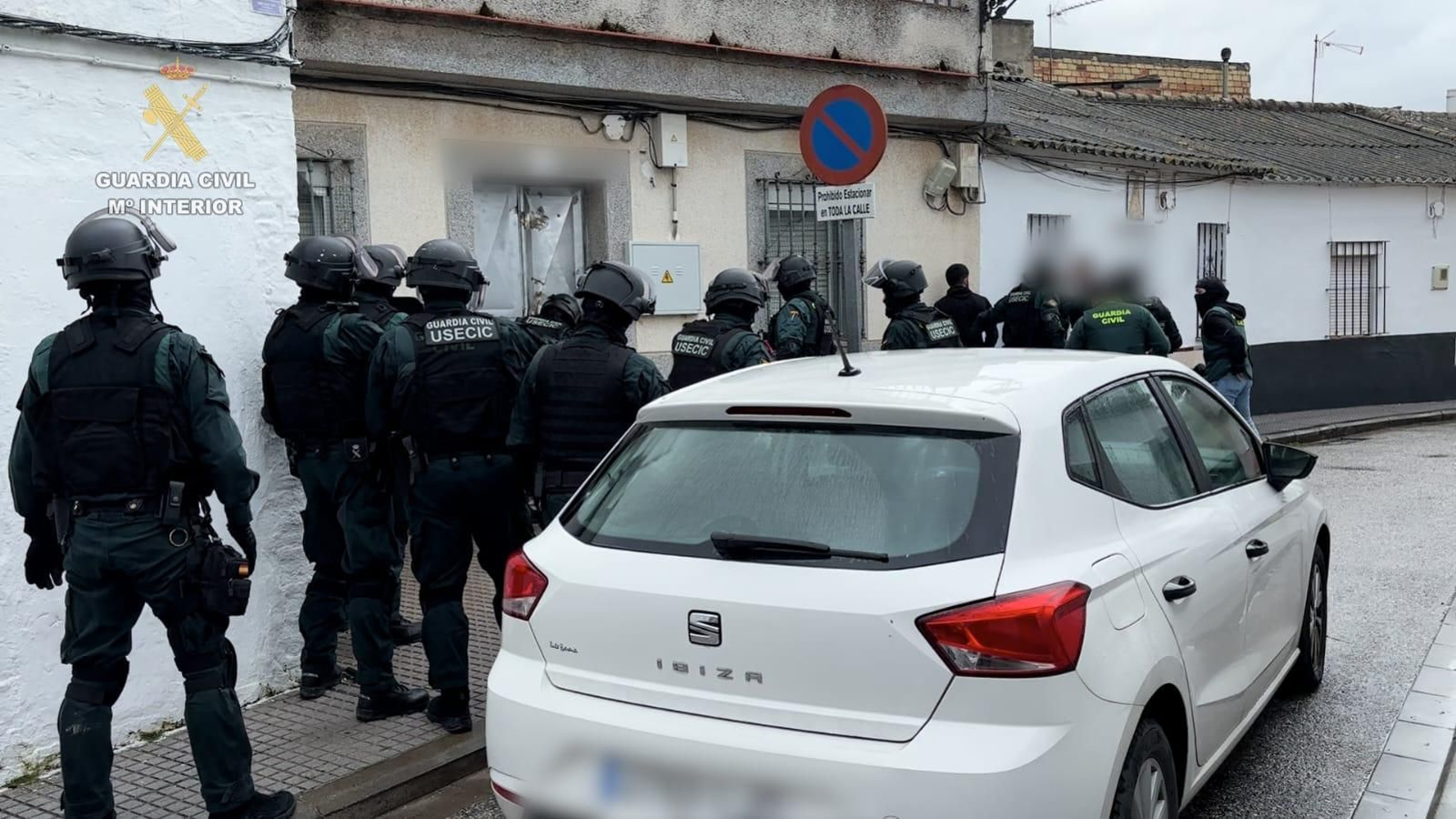 El registro de la vivienda durante la operación de la Guardia Civil.