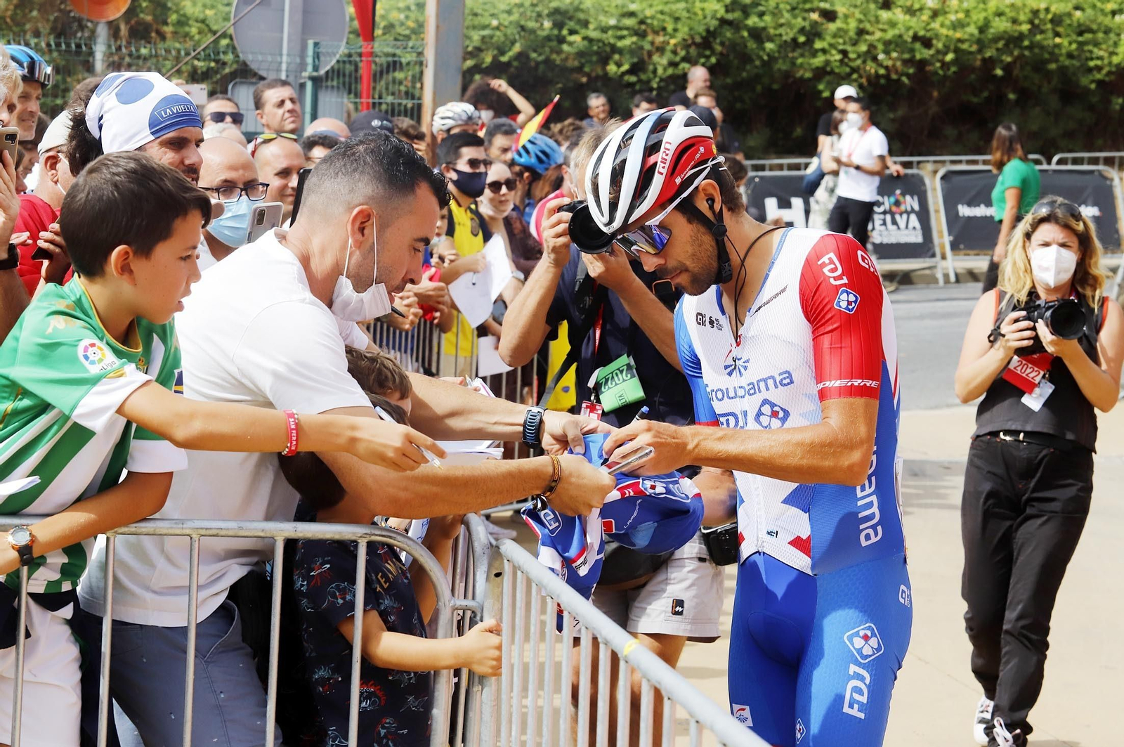 Gran ambiente en Aracena para ver la salida de la Vuelta Ciclista a España, en imágenes