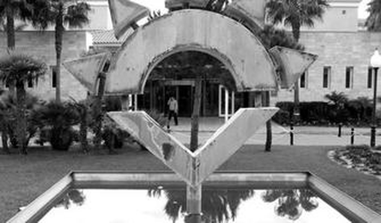 Imagen de la entrada principal del hotel Valentín.