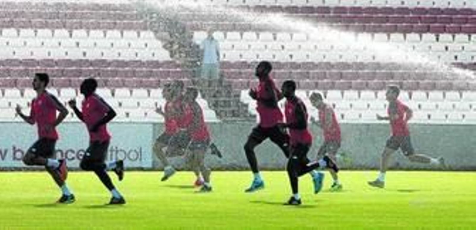 La figura de N'Zonzi se destaca entre las de Juan Muñoz, Kakuta y Mariano durante la dura sesión física que el Sevilla tuvo en el primer entrenamiento del día.