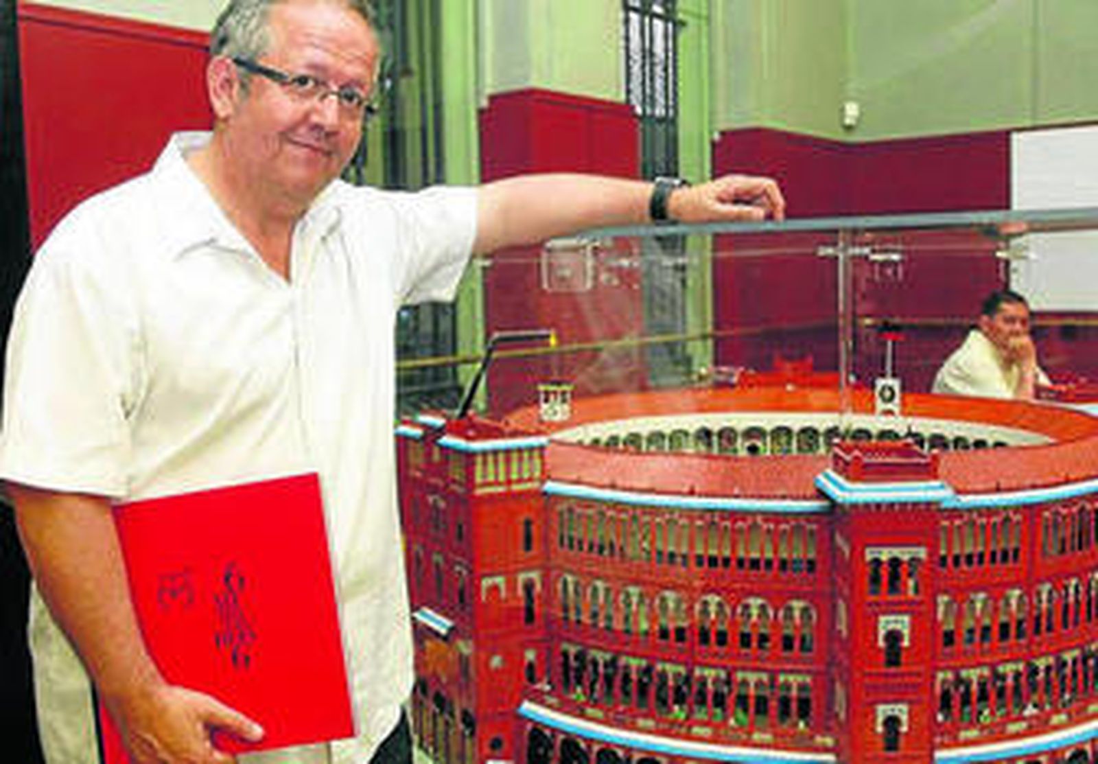 Juan José Téllez con su libro '6 minotauros'.