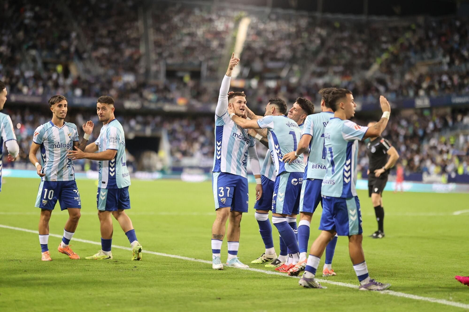 Las fotos del imponente ambiente en La Rosaleda en el Málaga - Córdoba CF