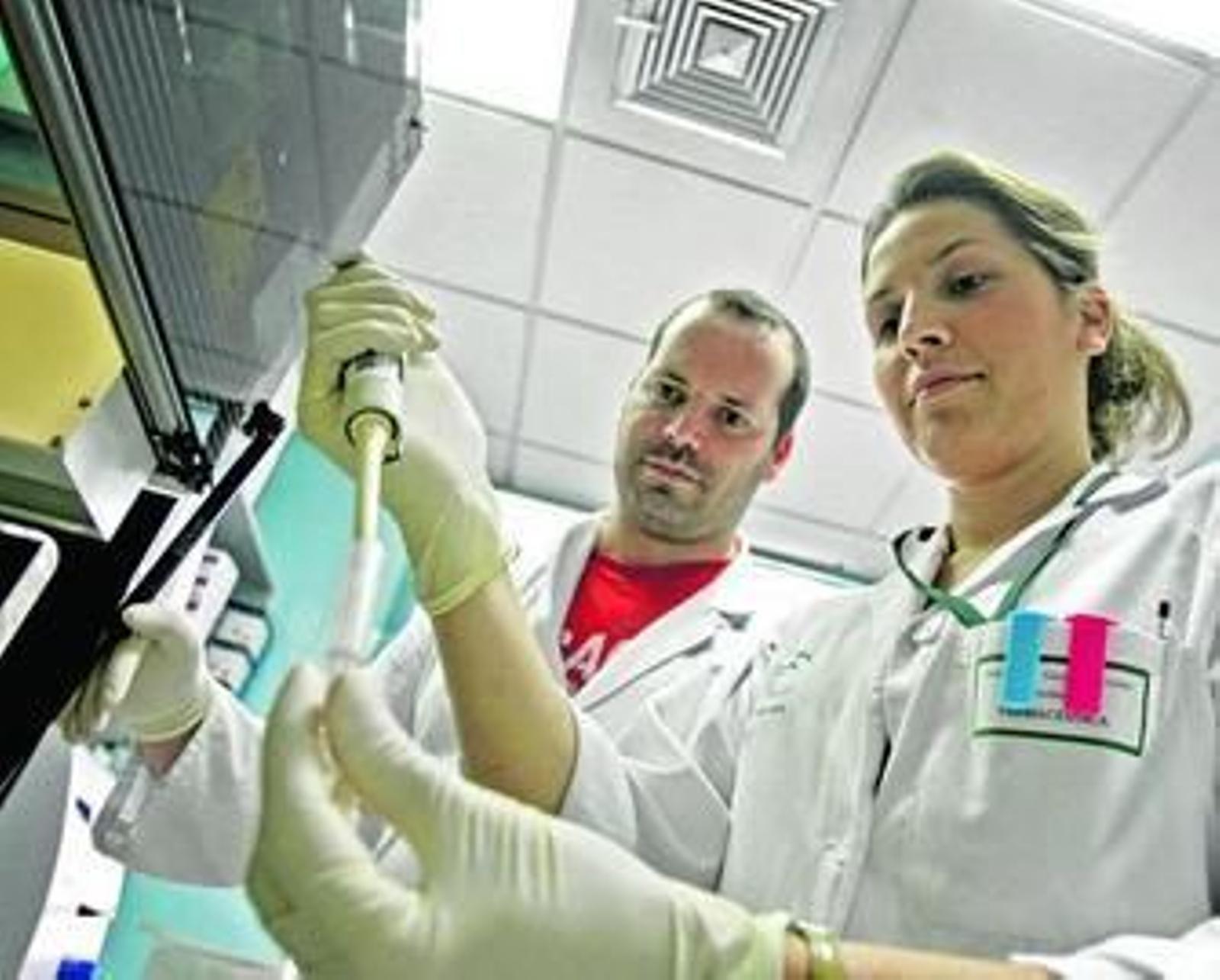Dos médicos residentes en el laboratorio del Puerta del Mar el pasado mes de junio.