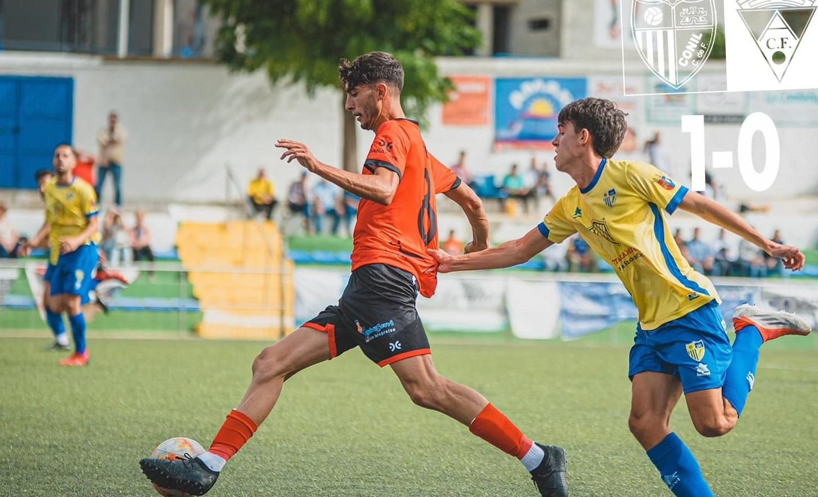 José Mari sujeta a Cueto en un lance del encuentro.