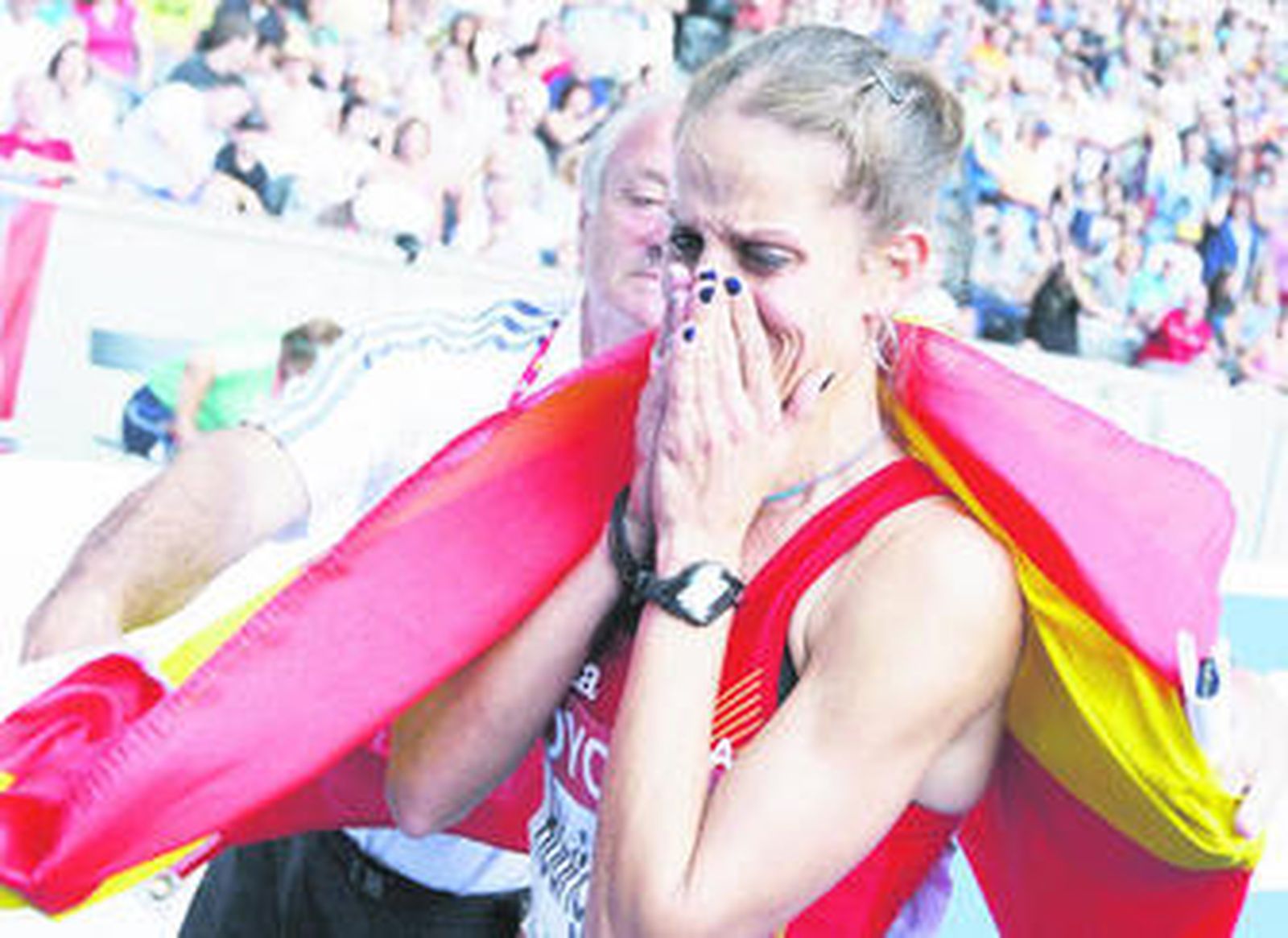 Natalia Rodríguez trata de volver a la calle 1 durante la final de los 1.500 mientras Burka se va al suelo.