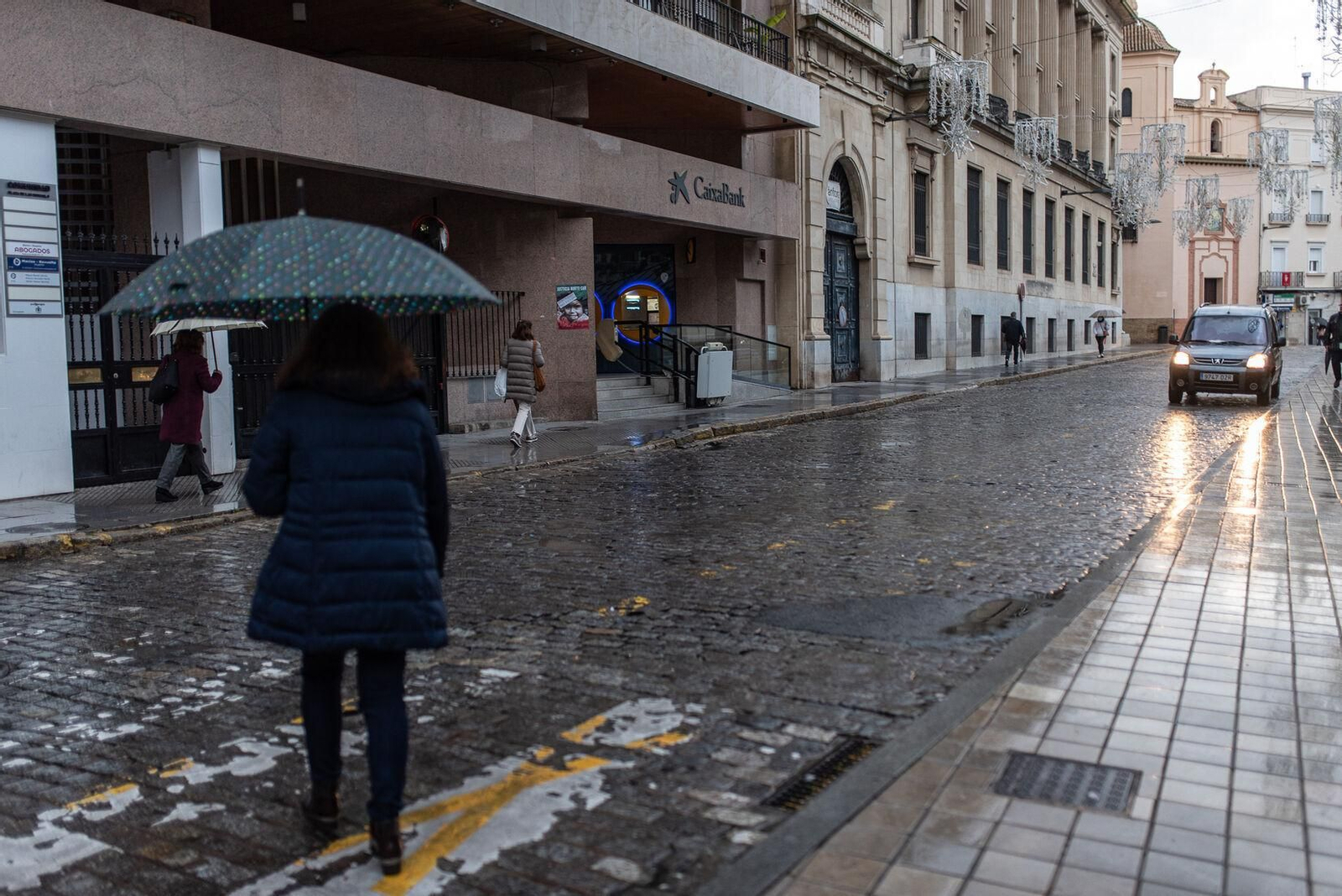Día lluvioso en la capital onubense.