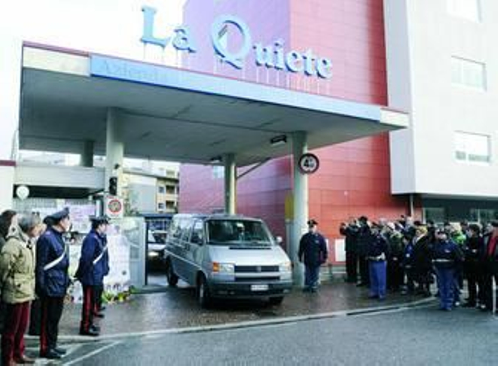 El cuerpo sin vida de Eluana Englaro fue trasladado desde la clínica Quiete hasta el hospital donde se le practicó la autopsia.