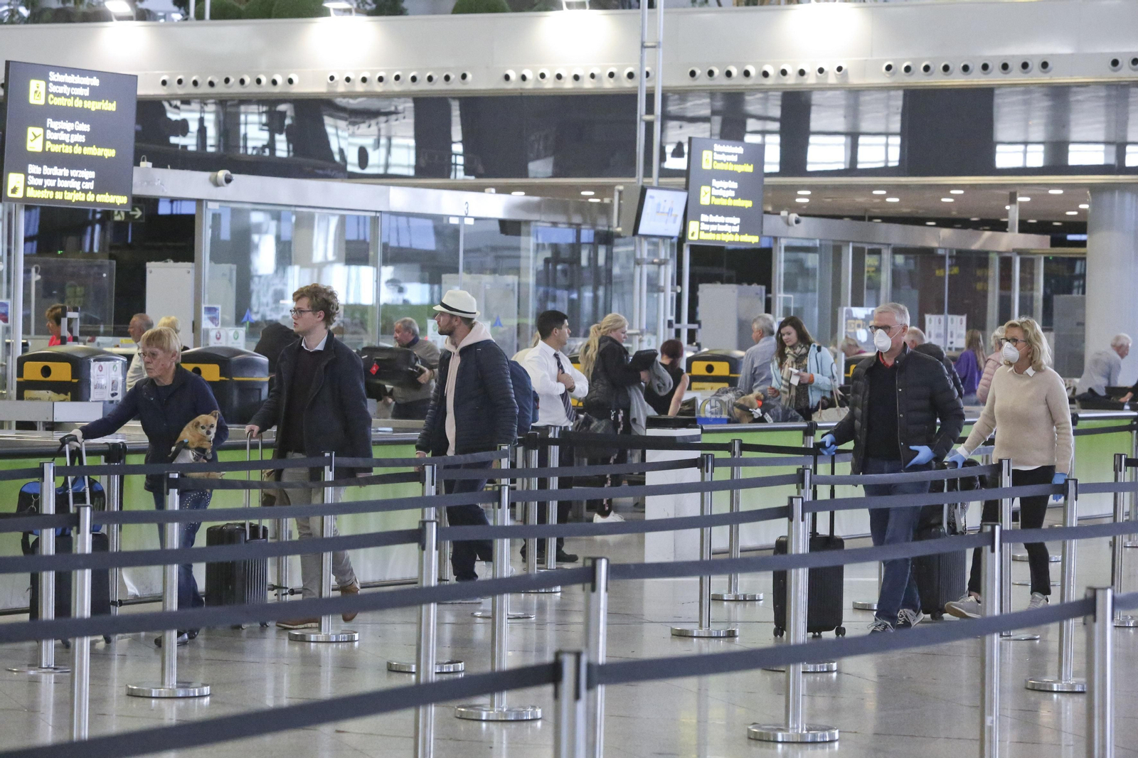 La cuarentena del coronavirus no frena el tráfico de pasajeros en el aeropuerto de Málaga, en fotos