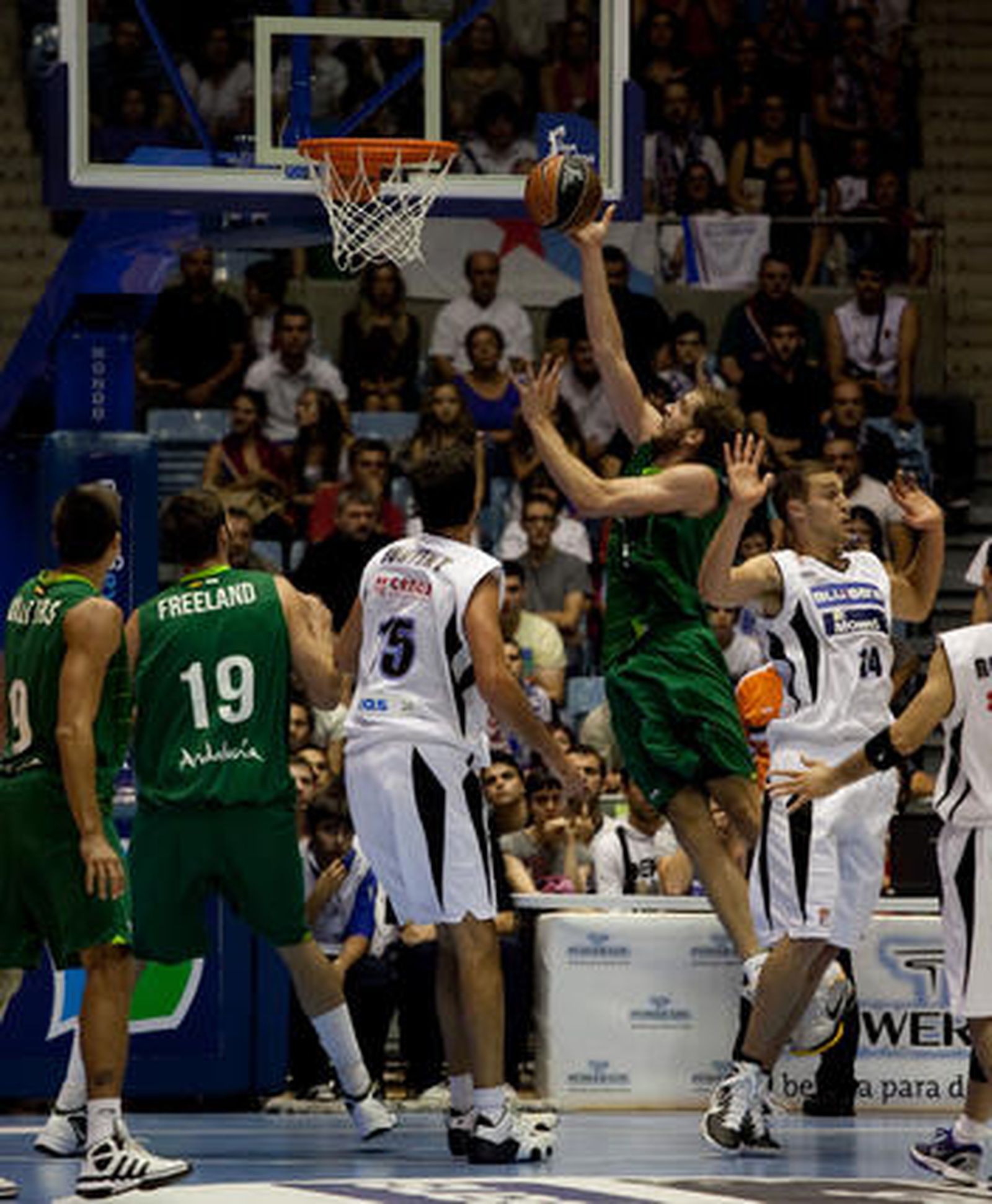Unicaja vence en Santiago al Blusens Monbus por 71-78 después de sobreponerse a un mal inicio

Foto: ACBMEDIA