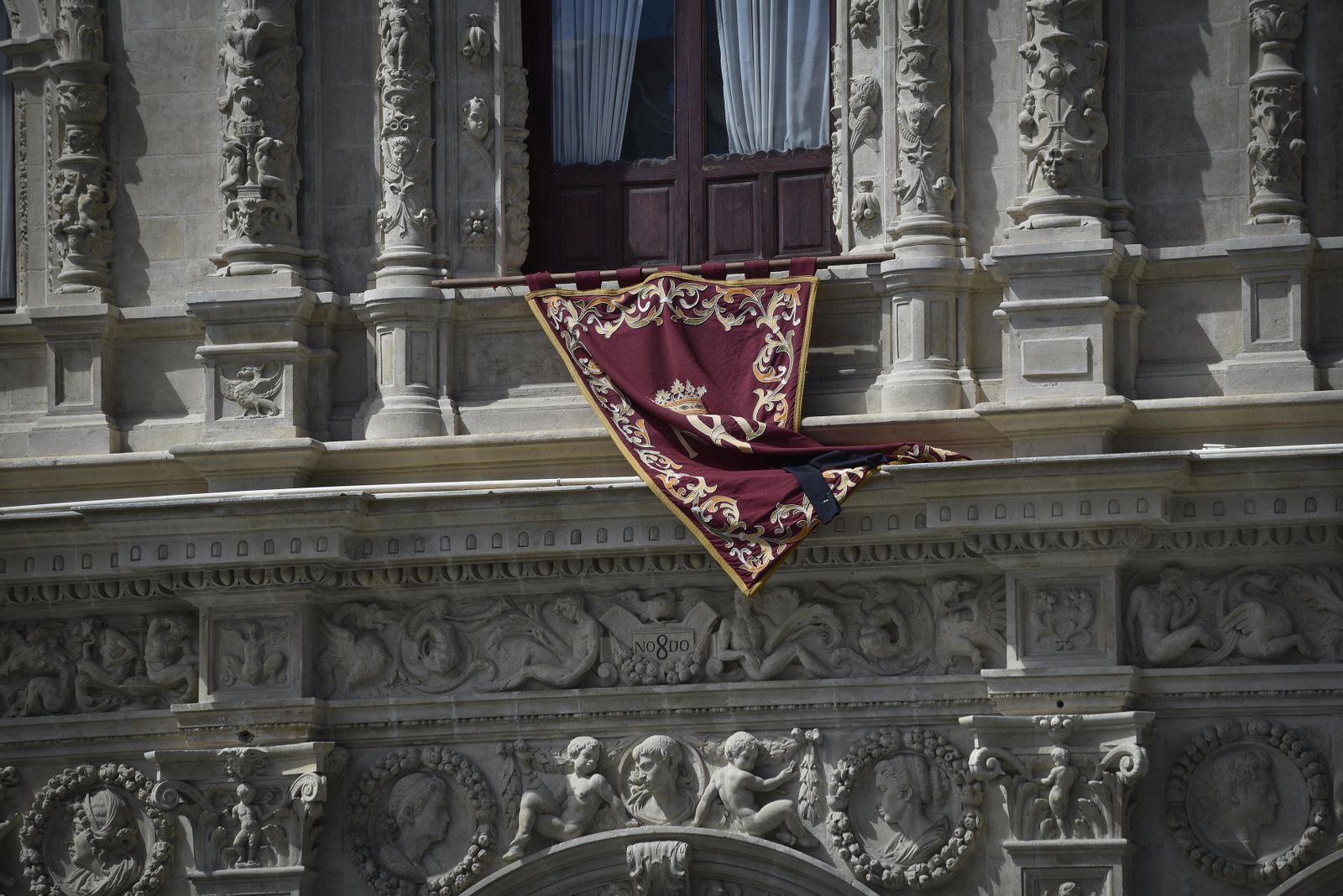 Colgadura con crespón negro en el Ayuntamiento