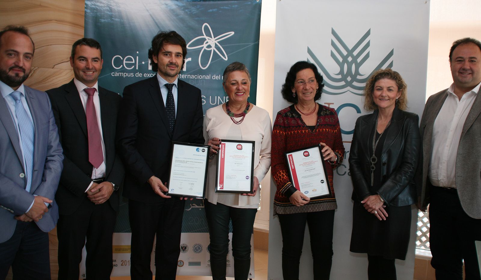 Auditores y autoridades de la UCA durante el acto de entrega de diplomas acreditativos