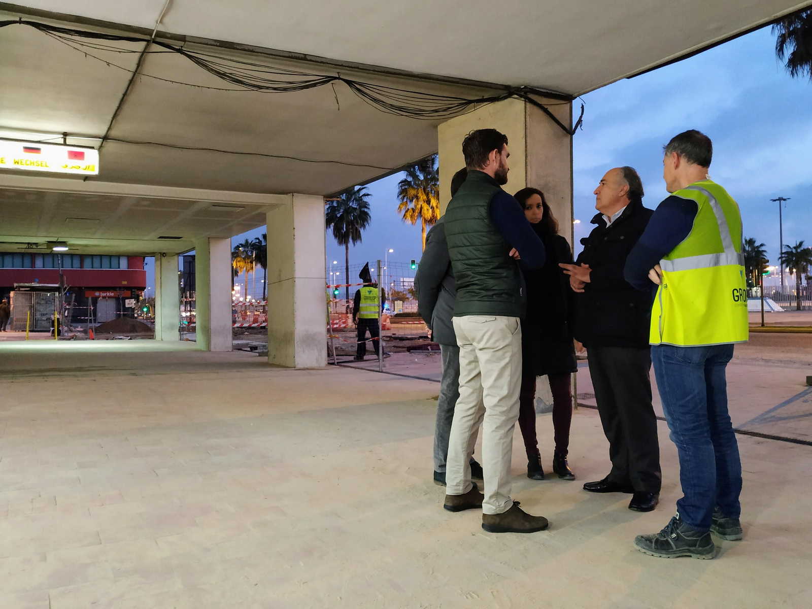 Landaluce, junto a los técnicos de las obras, en la Acera de la Marina