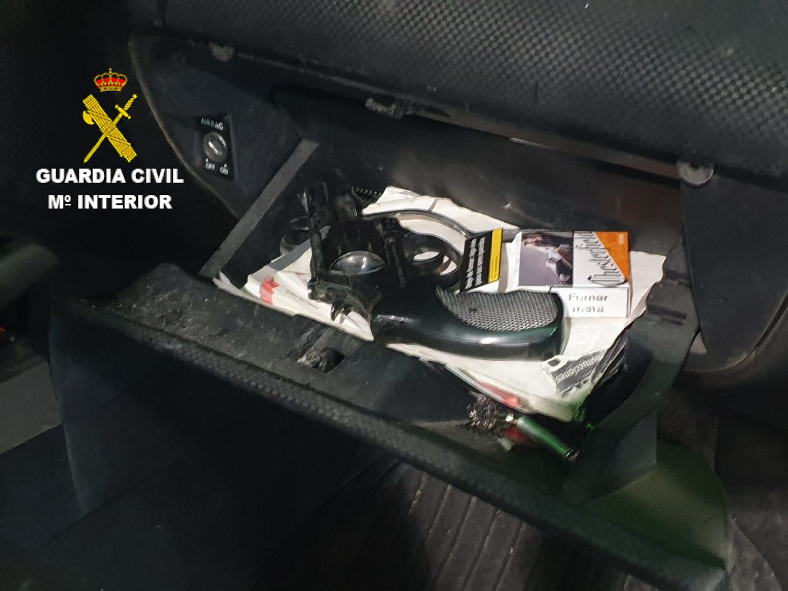 Revólver que llevaban en el coche algunos de los implicados en el robo.