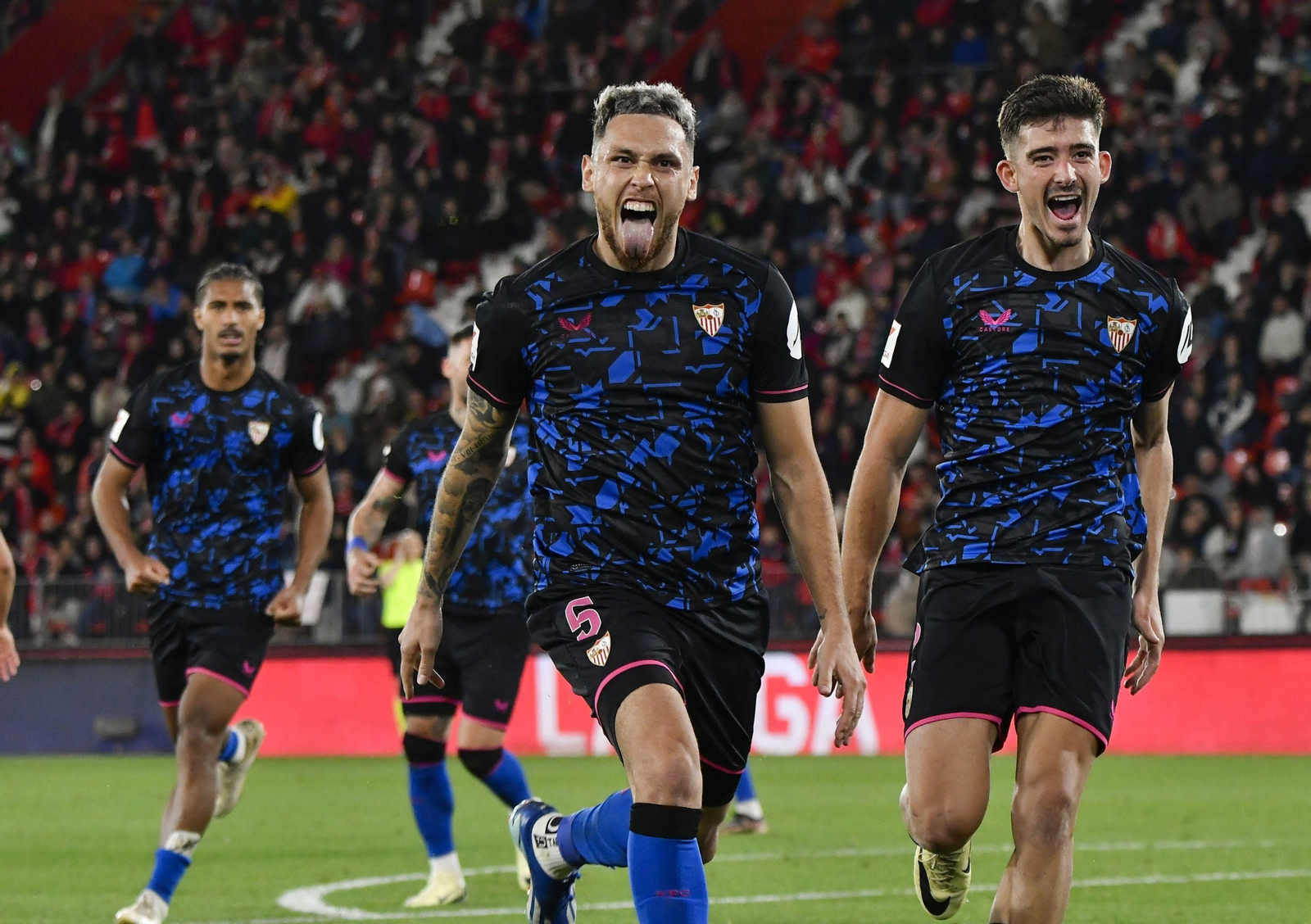 Ocampos celebra su gol junto a Kike Salas.